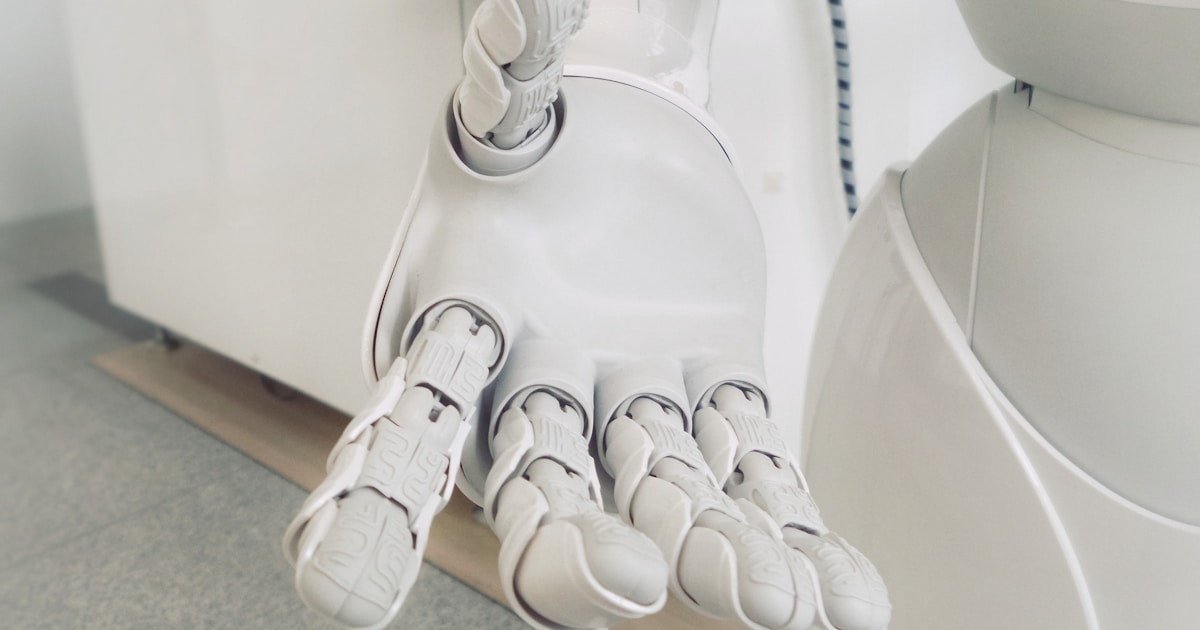 AI copilot vs chatbot comparison - understanding the difference for B2B SaaS teams